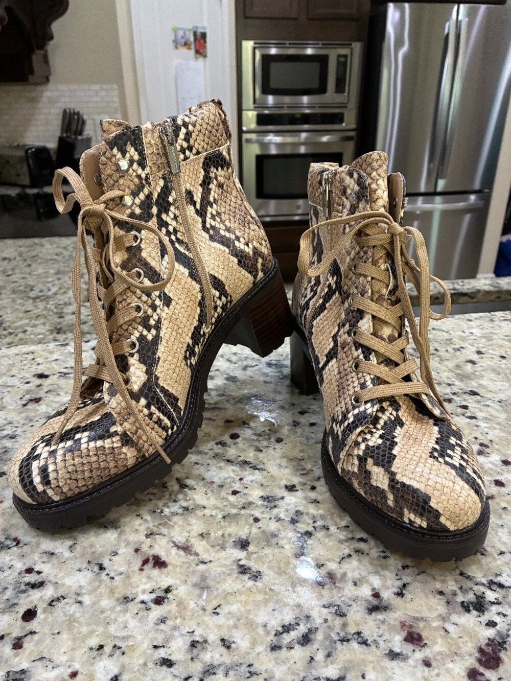 Vince Camuto Gaviana Leather Snakeskin Print Lace Up Ankle Boot Size 8.5W